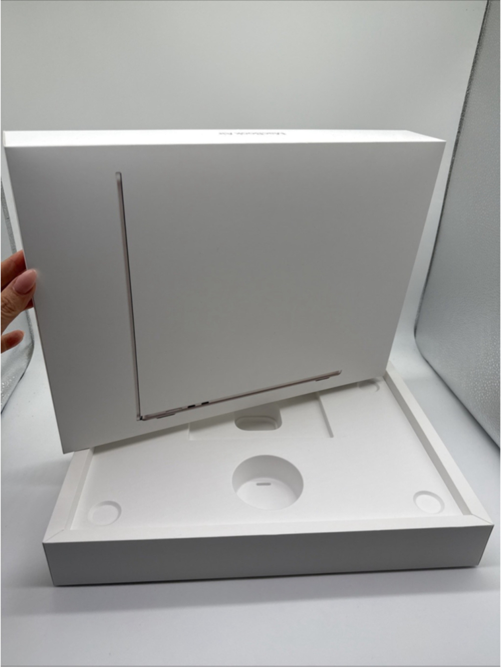 Apple MacBook Air EMPTY BOX ONLY 15ā MDVD4LL/A Starlight with Insert